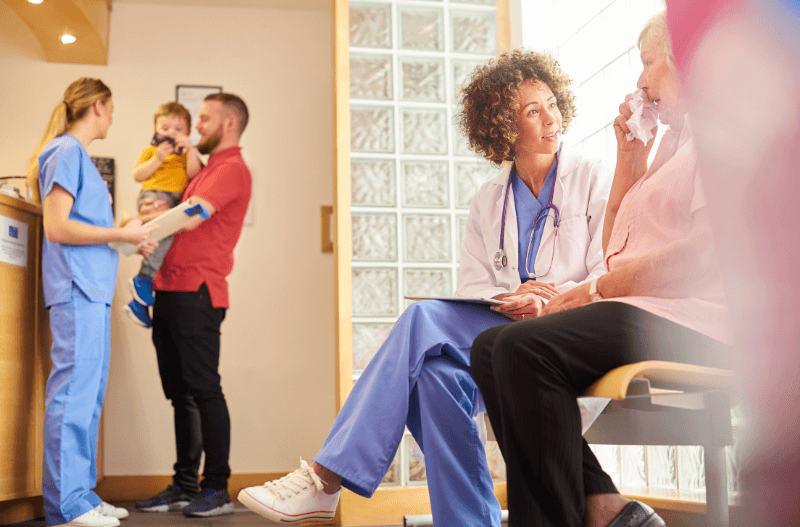 Resident doctor with a patient (1)